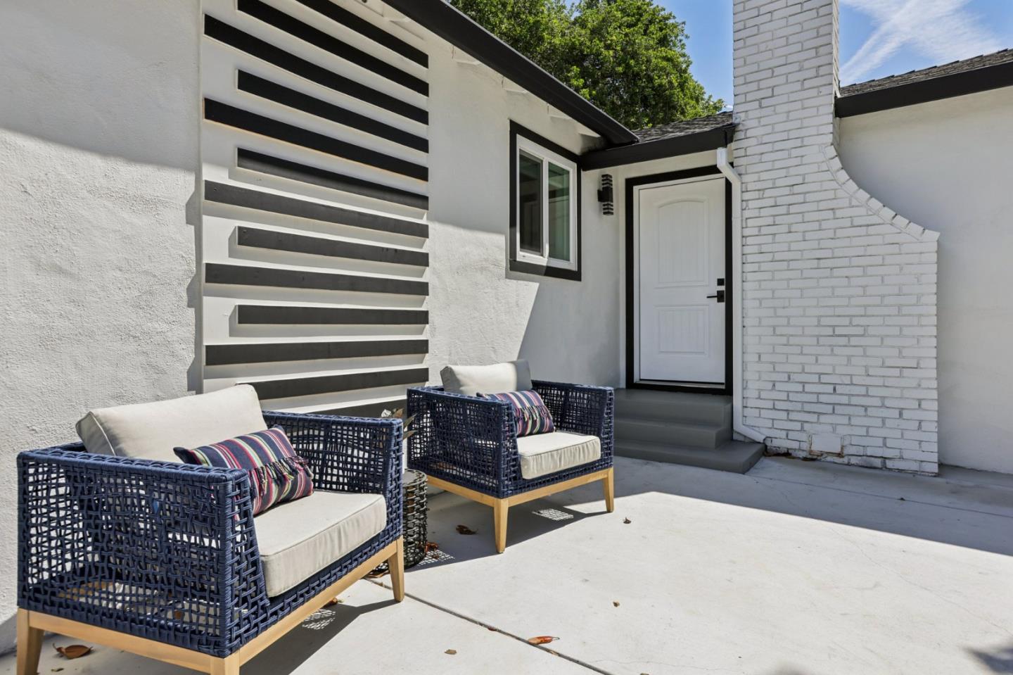 Detail Gallery Image 2 of 30 For 551 Newbridge St, Menlo Park,  CA 94025 - 3 Beds | 2 Baths