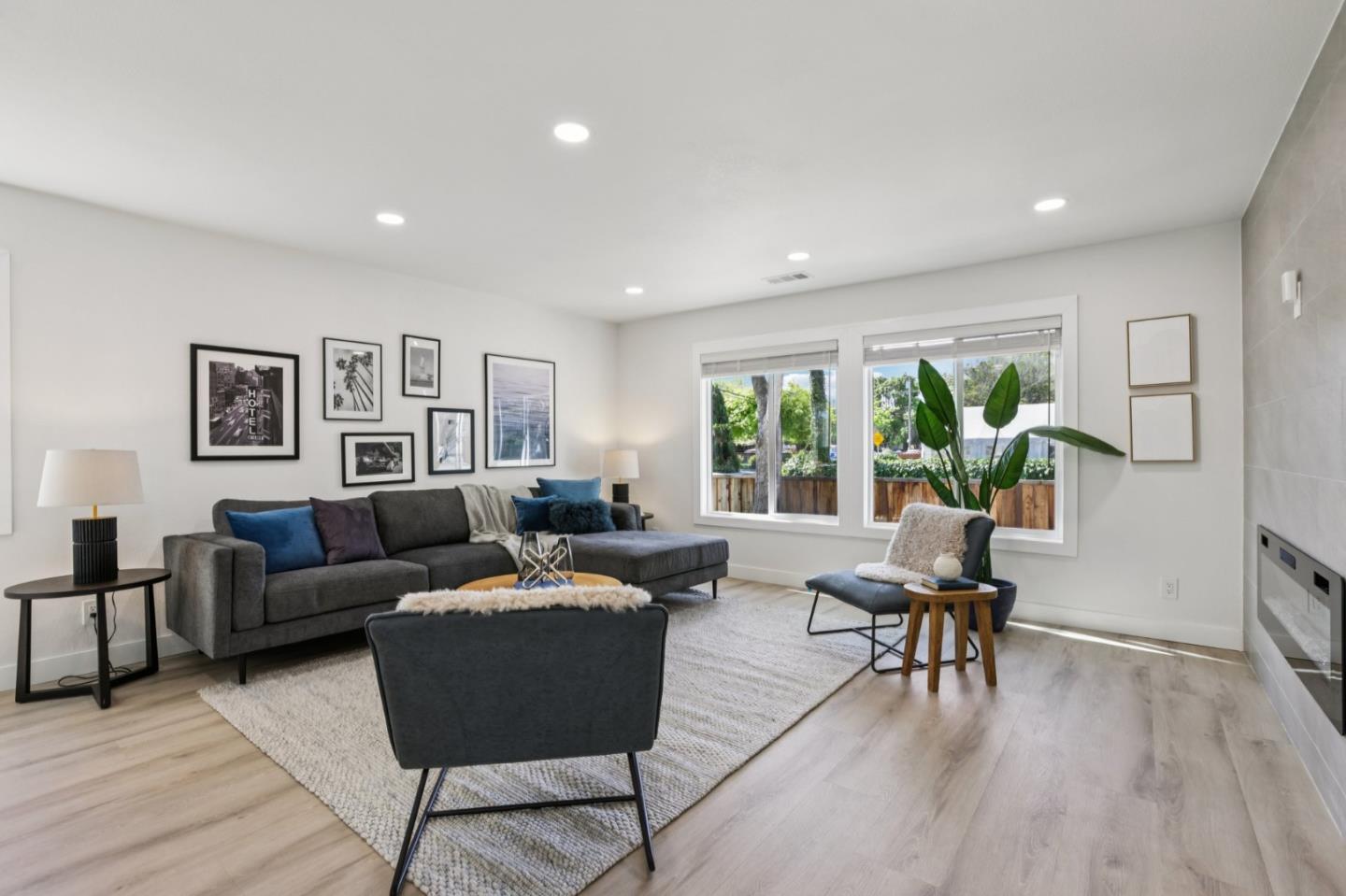 Detail Gallery Image 3 of 30 For 551 Newbridge St, Menlo Park,  CA 94025 - 3 Beds | 2 Baths