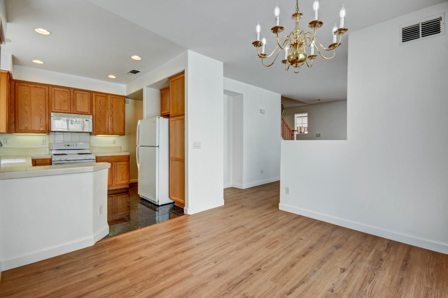 Detail Gallery Image 14 of 38 For 2287 Woodset Dr, San Jose,  CA 95116 - 3 Beds | 2/1 Baths