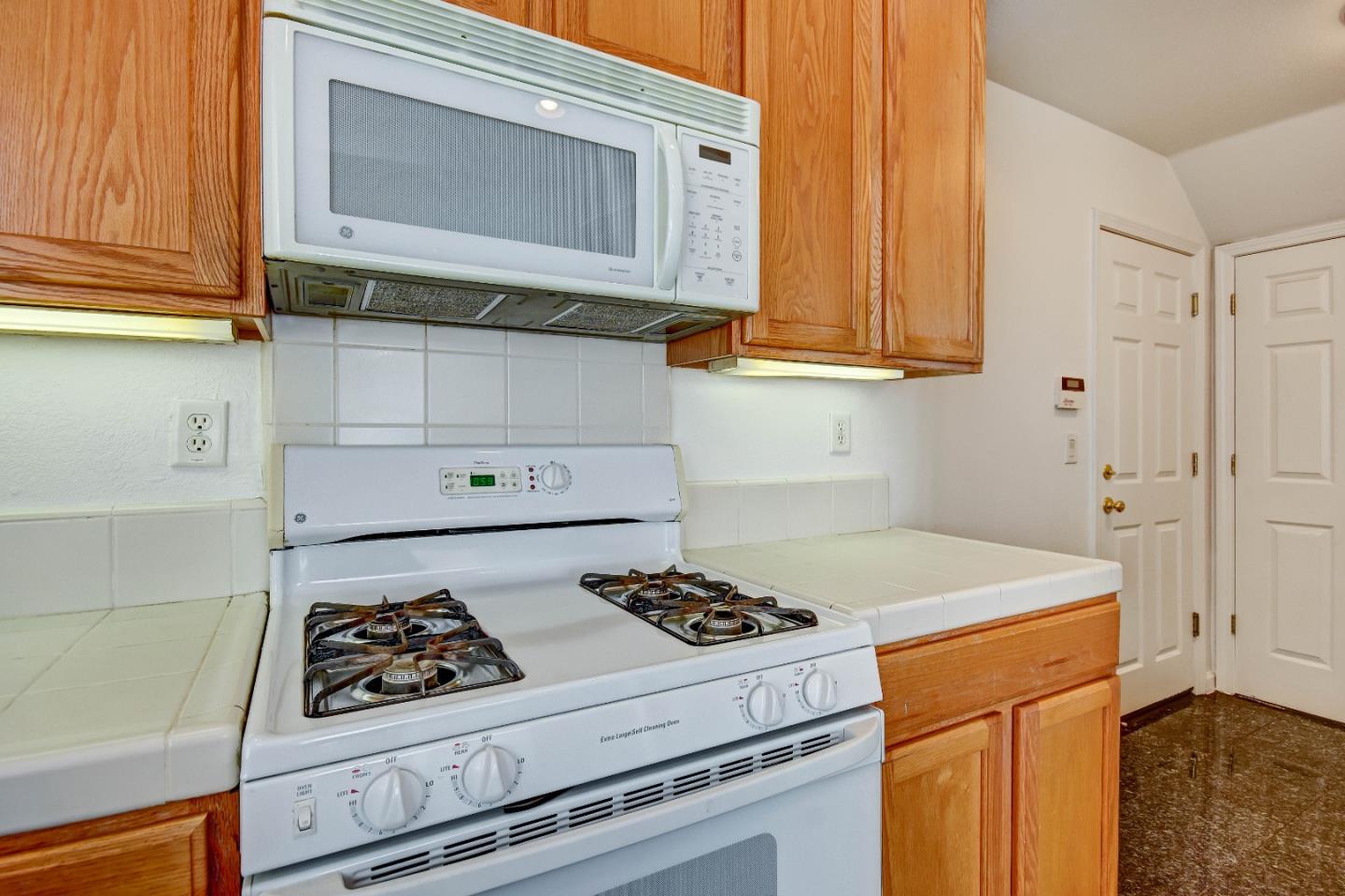 Detail Gallery Image 15 of 38 For 2287 Woodset Dr, San Jose,  CA 95116 - 3 Beds | 2/1 Baths