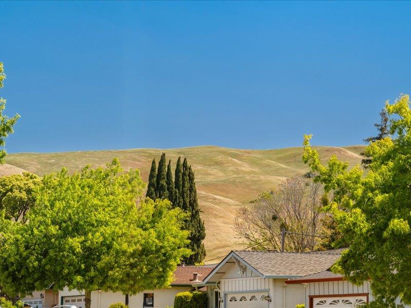 Detail Gallery Image 8 of 57 For 1371 Lassen Ave, Milpitas,  CA 95035 - 5 Beds | 2/1 Baths