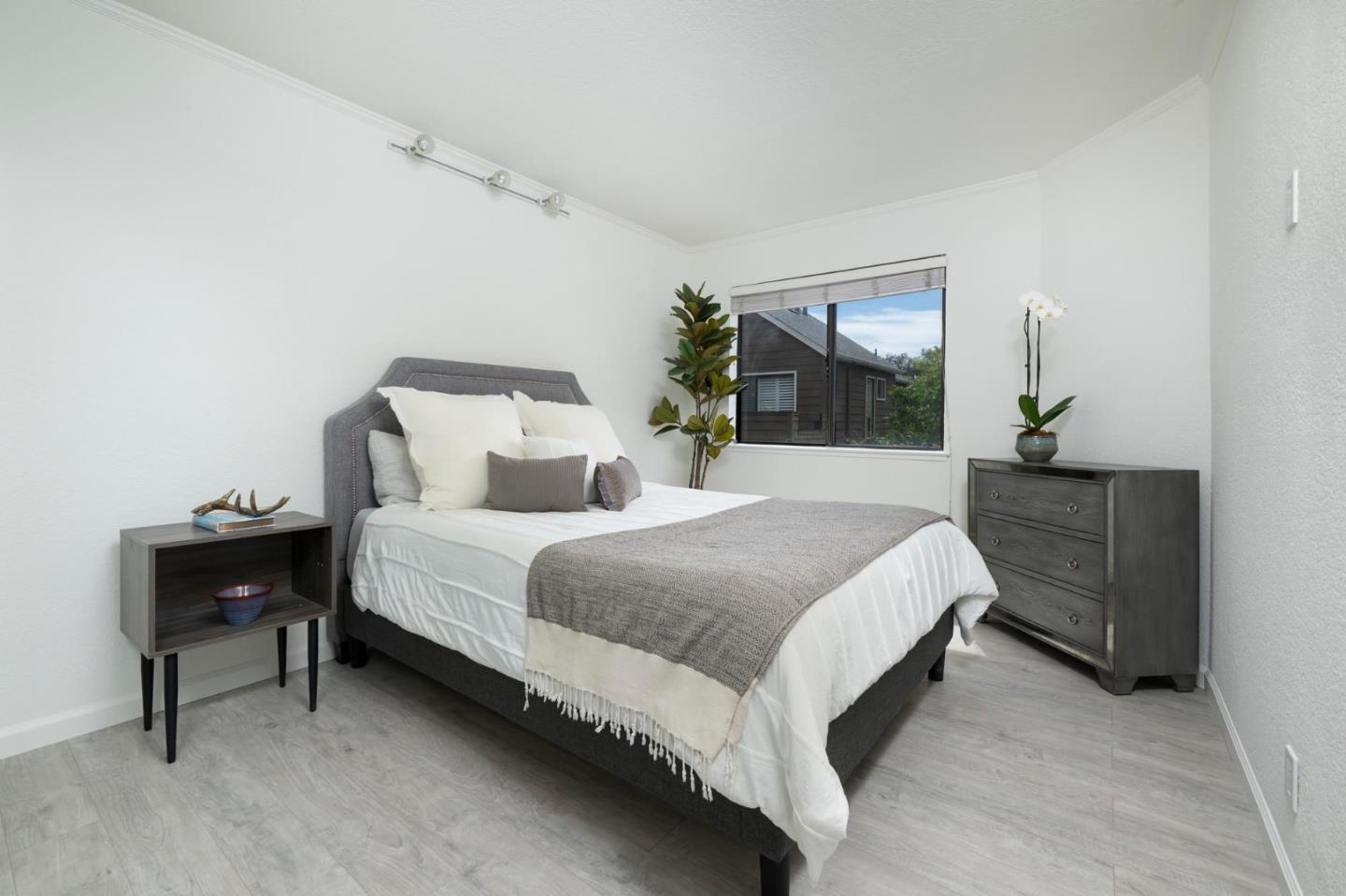 Detail Gallery Image 11 of 18 For 1135 Shoreline Dr, San Mateo,  CA 94404 - 2 Beds | 2 Baths
