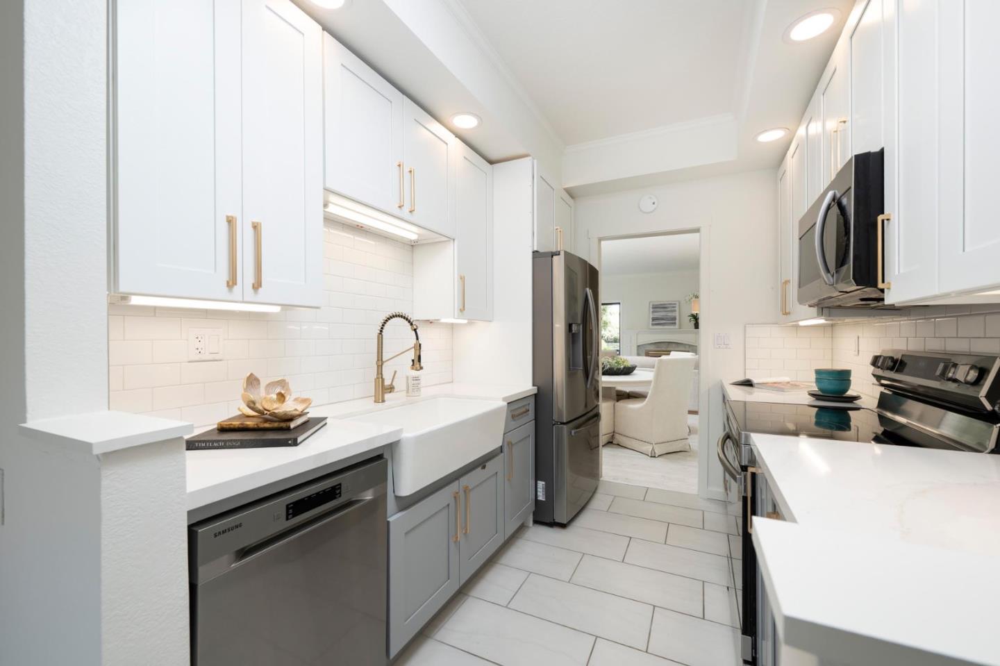 Detail Gallery Image 3 of 18 For 1135 Shoreline Dr, San Mateo,  CA 94404 - 2 Beds | 2 Baths