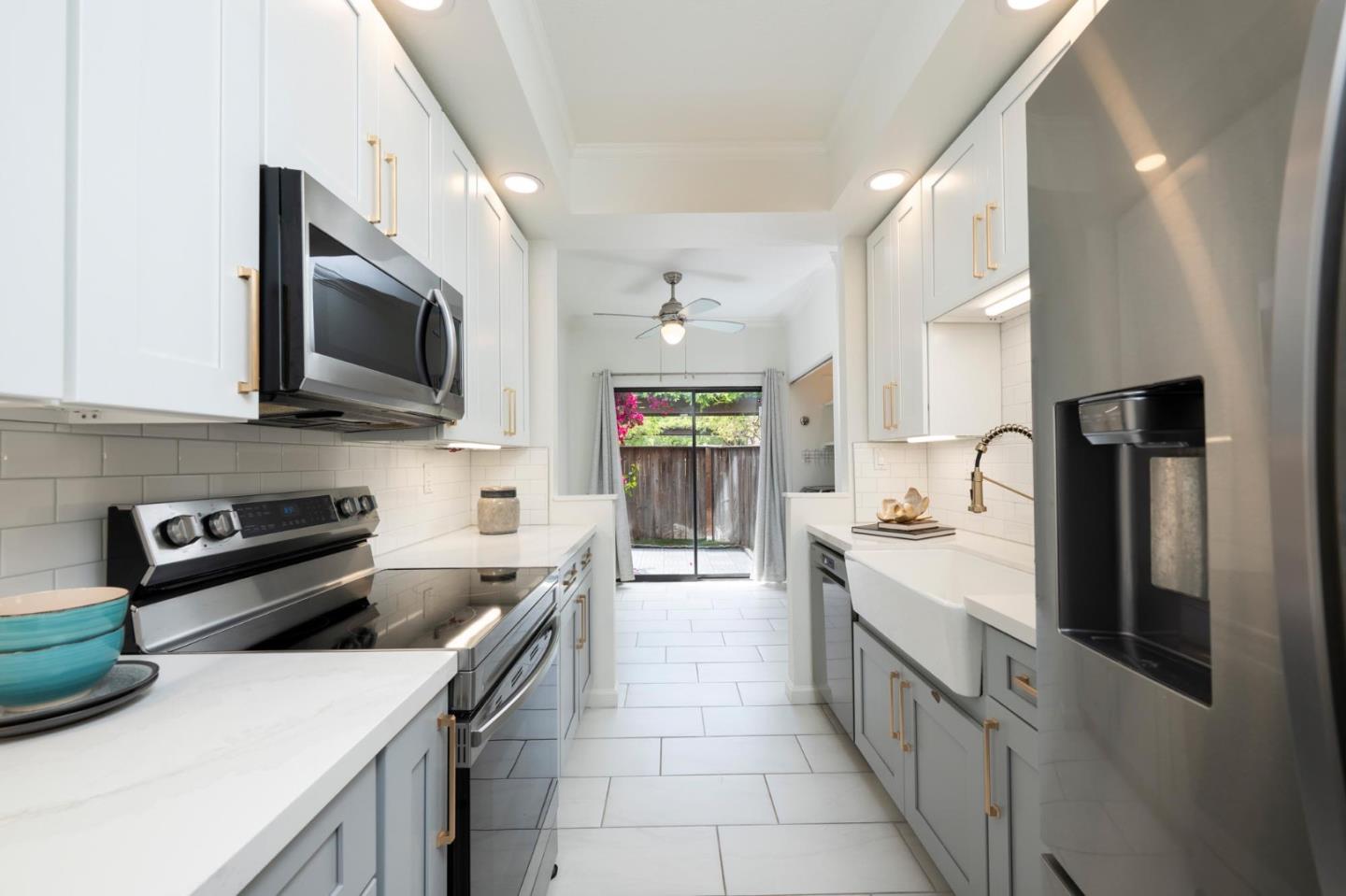 Detail Gallery Image 4 of 18 For 1135 Shoreline Dr, San Mateo,  CA 94404 - 2 Beds | 2 Baths