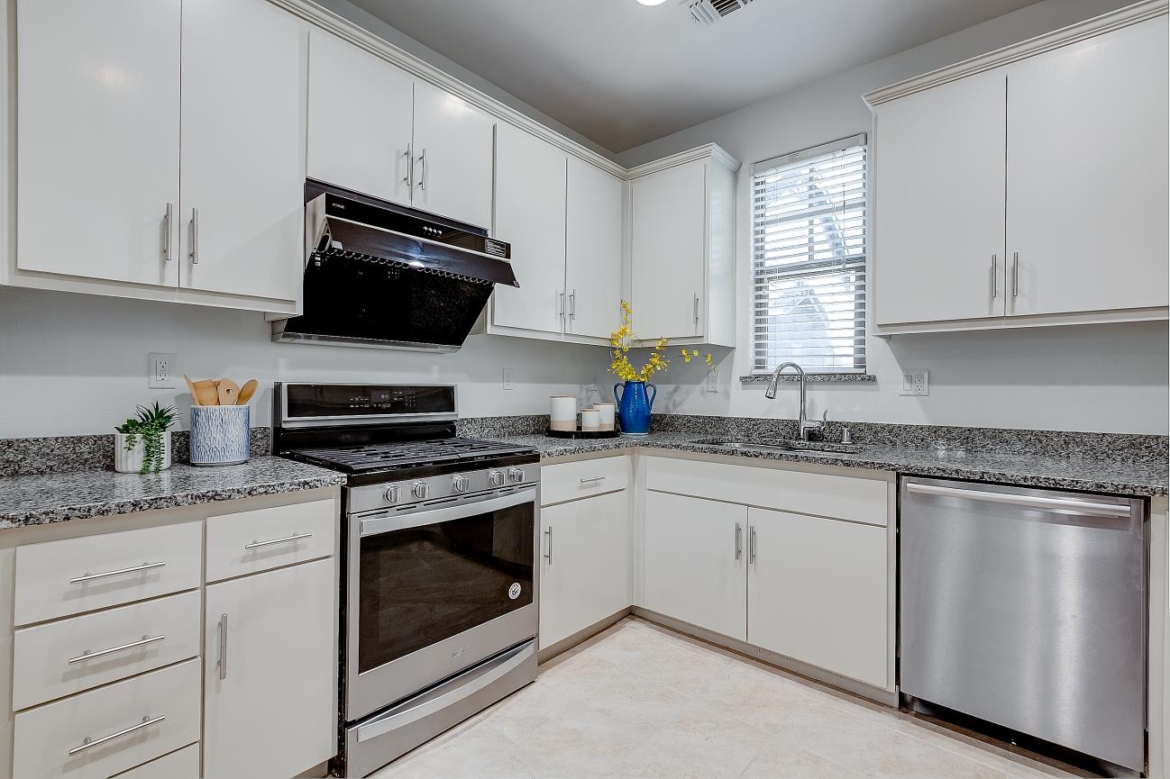 Detail Gallery Image 11 of 30 For 3702 Pyramid Way, Mountain View,  CA 94043 - 4 Beds | 4 Baths