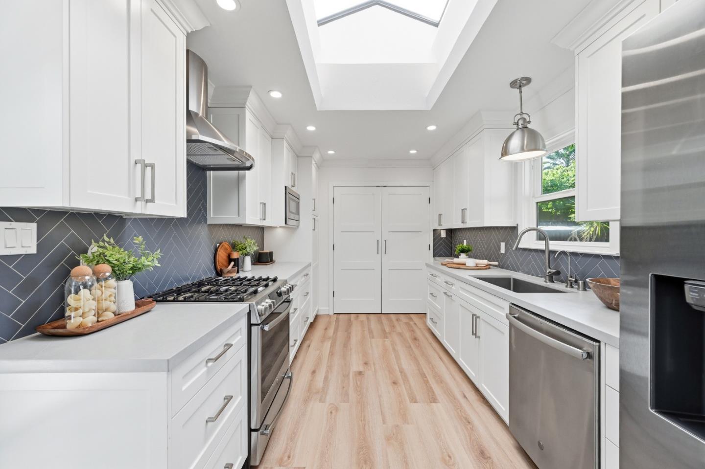 Detail Gallery Image 17 of 104 For 1033 Yorktown Dr, Sunnyvale,  CA 94087 - 4 Beds | 2 Baths