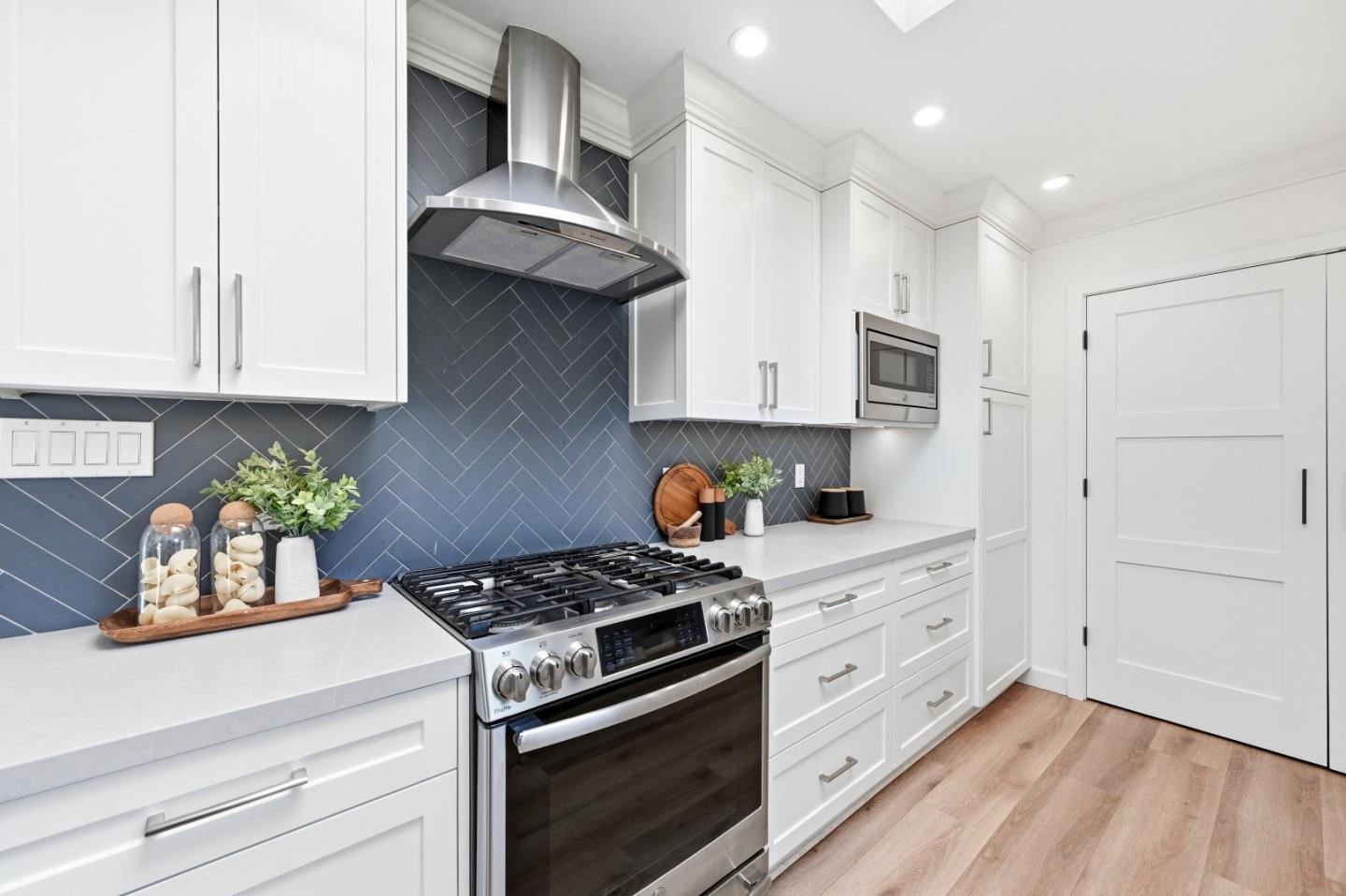 Detail Gallery Image 26 of 104 For 1033 Yorktown Dr, Sunnyvale,  CA 94087 - 4 Beds | 2 Baths