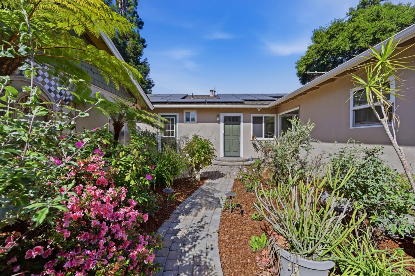 Detail Gallery Image 4 of 104 For 1033 Yorktown Dr, Sunnyvale,  CA 94087 - 4 Beds | 2 Baths