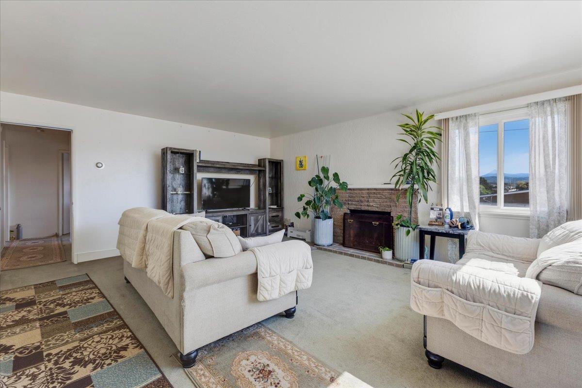 Detail Gallery Image 3 of 15 For 1855 Andrew Ct, Seaside,  CA 93955 - 3 Beds | 2 Baths