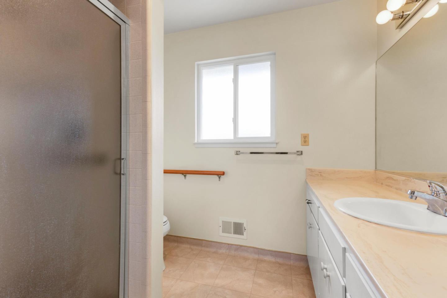 Detail Gallery Image 3 of 12 For 1201 San Angelo Dr, Salinas,  CA 93901 - 3 Beds | 2 Baths