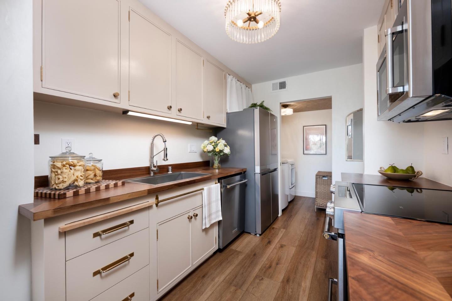 Detail Gallery Image 7 of 21 For 3323 La Mesa Dr #2,  San Carlos,  CA 94070 - 2 Beds | 2 Baths