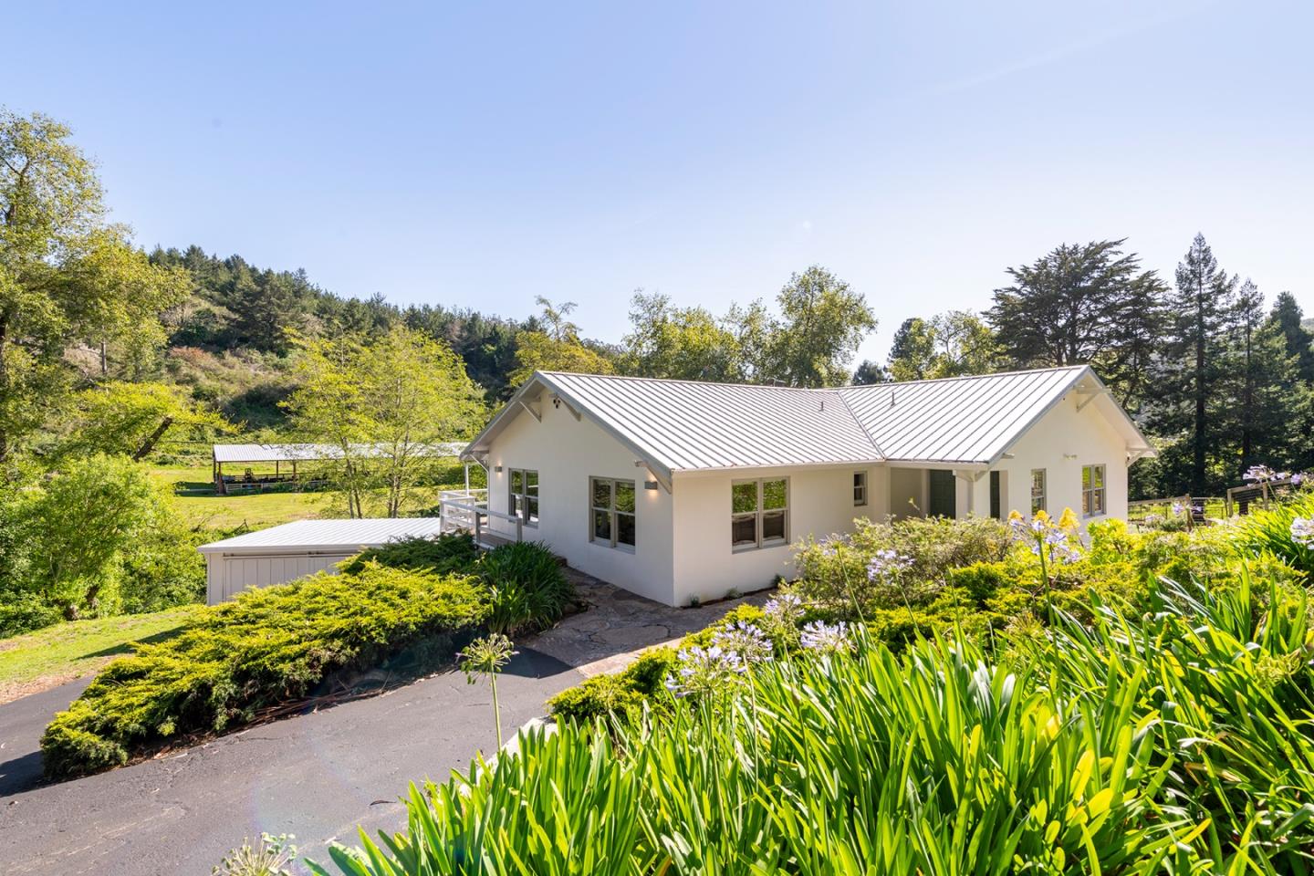 Detail Gallery Image 4 of 14 For 2570 Purisima Creek Rd, Half Moon Bay,  CA 94019 - 4 Beds | 3 Baths