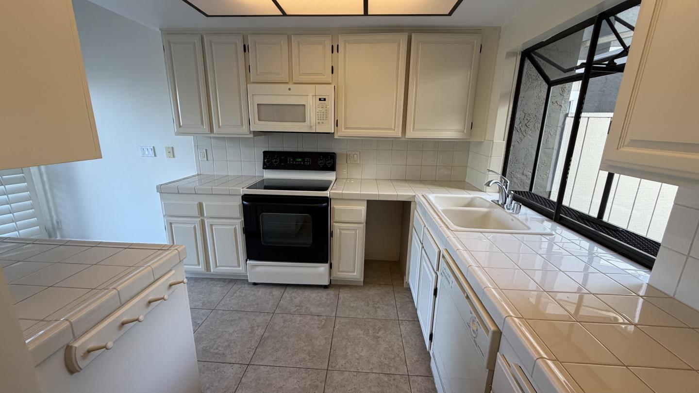 Detail Gallery Image 6 of 24 For 626 Marlin Ct, Redwood City,  CA 94065 - 3 Beds | 3 Baths