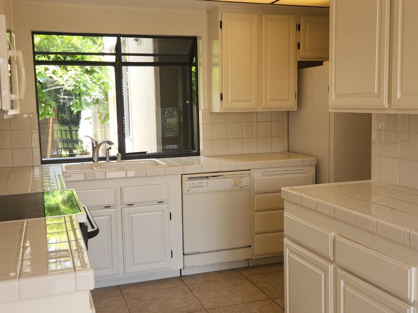 Detail Gallery Image 7 of 24 For 626 Marlin Ct, Redwood City,  CA 94065 - 3 Beds | 3 Baths