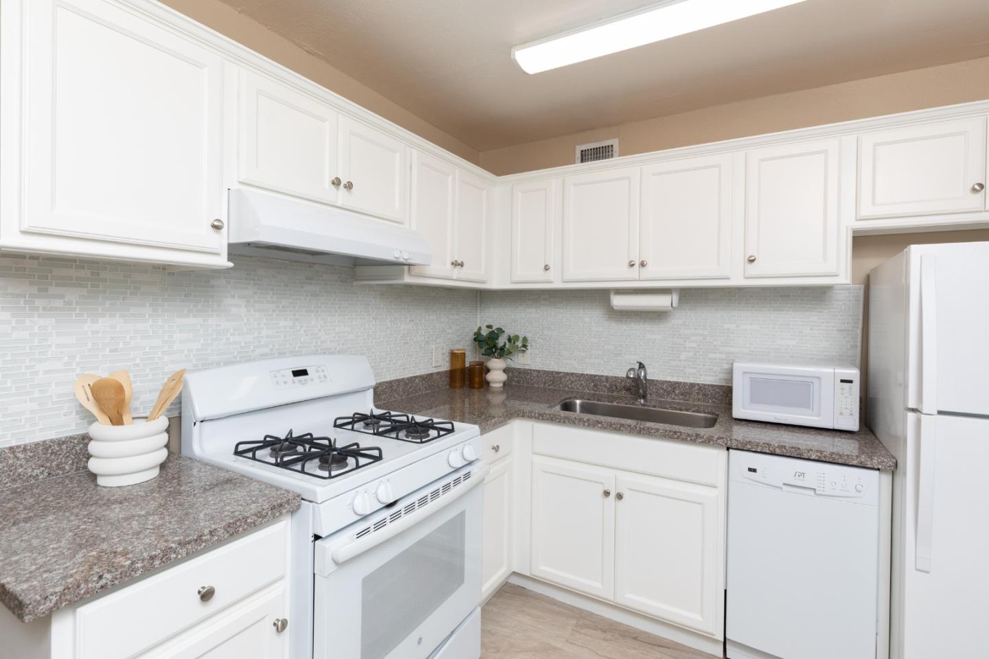 Detail Gallery Image 7 of 20 For Glenwood Cir,  Monterey,  CA 93940 - 1 Beds | 1 Baths