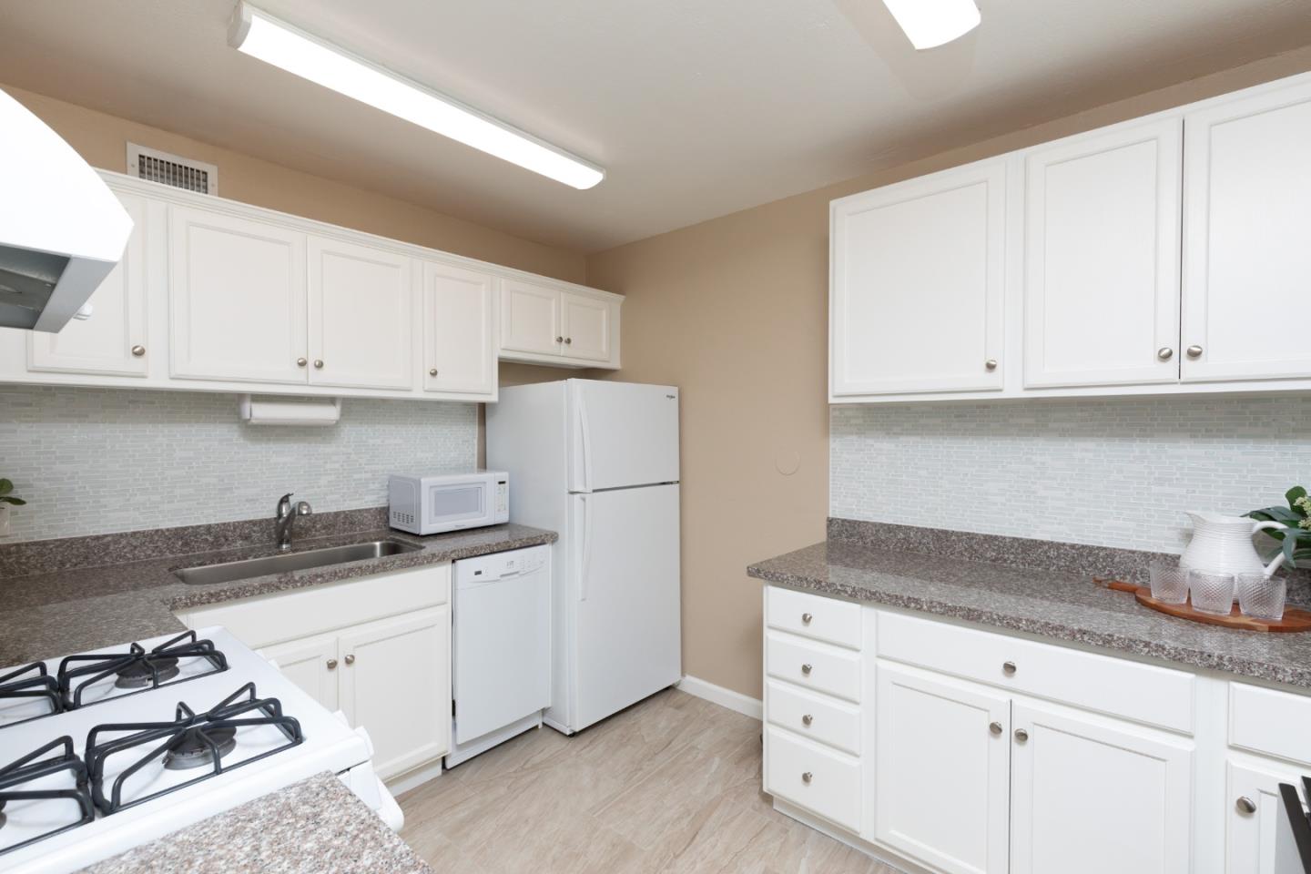 Detail Gallery Image 8 of 20 For Glenwood Cir,  Monterey,  CA 93940 - 1 Beds | 1 Baths