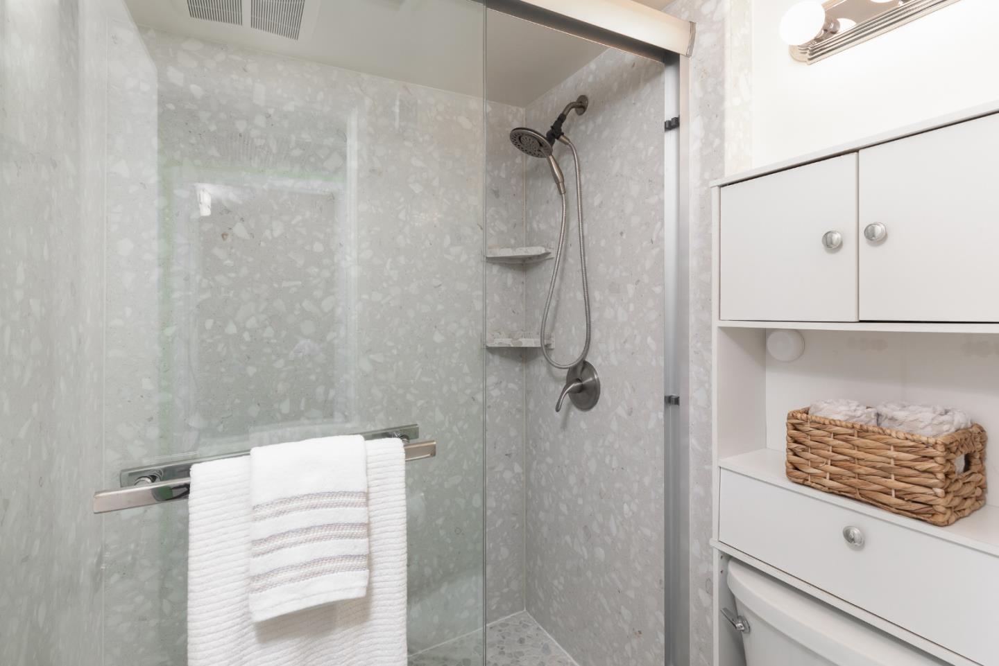 Detail Gallery Image 9 of 20 For Glenwood Cir,  Monterey,  CA 93940 - 1 Beds | 1 Baths