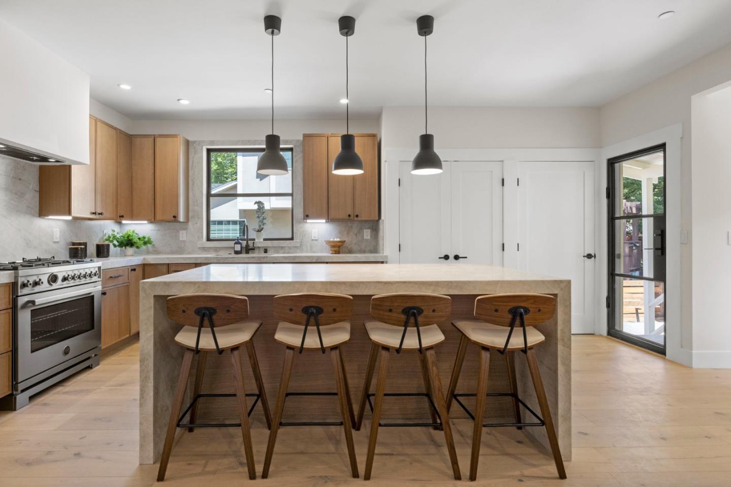 Detail Gallery Image 13 of 60 For 1117 Palm Dr, Burlingame,  CA 94010 - 4 Beds | 3 Baths