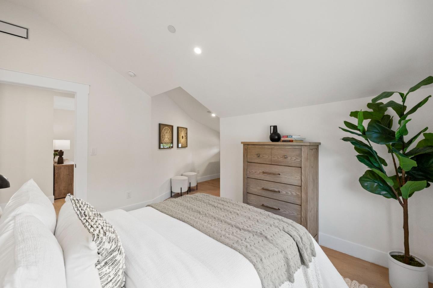 Detail Gallery Image 40 of 60 For 1117 Palm Dr, Burlingame,  CA 94010 - 4 Beds | 3 Baths