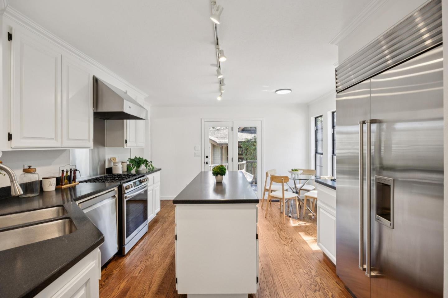 Detail Gallery Image 4 of 31 For 164 Springdale Way, Redwood City,  CA 94062 - 4 Beds | 4 Baths