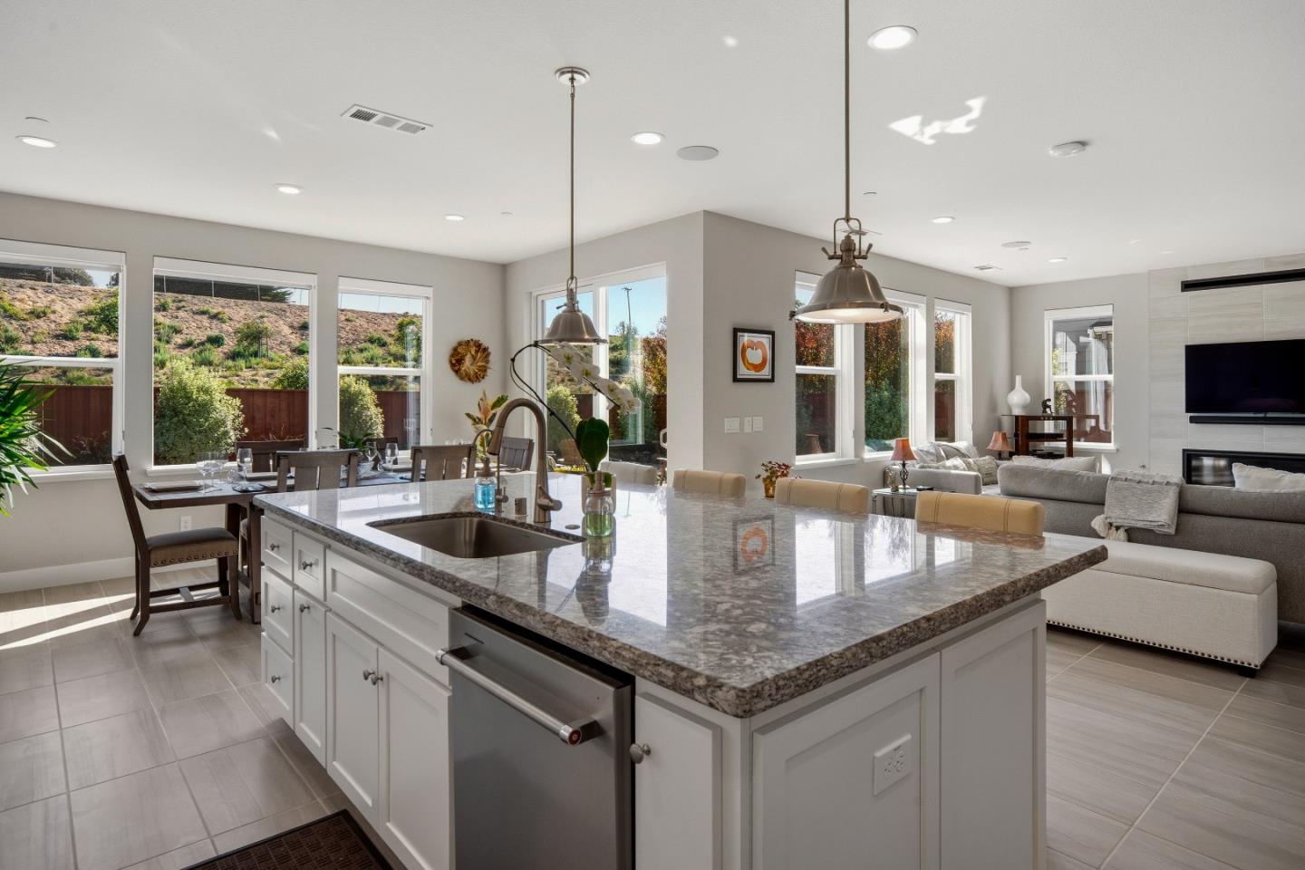 Detail Gallery Image 12 of 44 For 266 Sandy Gulch Dr, Marina,  CA 93933 - 3 Beds | 2/1 Baths