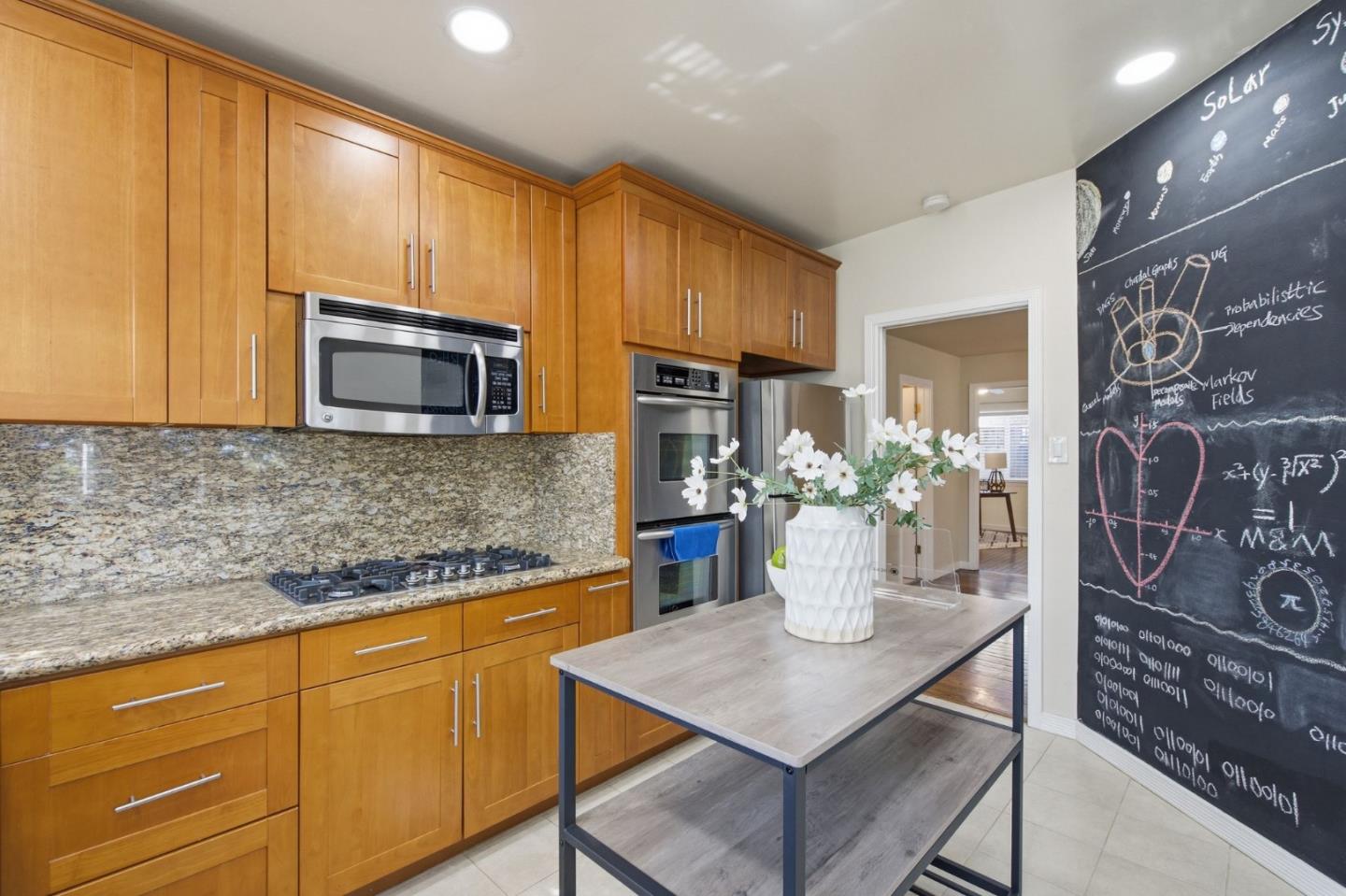 Detail Gallery Image 10 of 44 For 1912 Oak Knoll Dr, Belmont,  CA 94002 - 3 Beds | 2 Baths