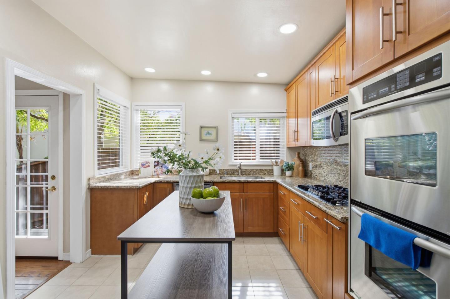 Detail Gallery Image 12 of 44 For 1912 Oak Knoll Dr, Belmont,  CA 94002 - 3 Beds | 2 Baths