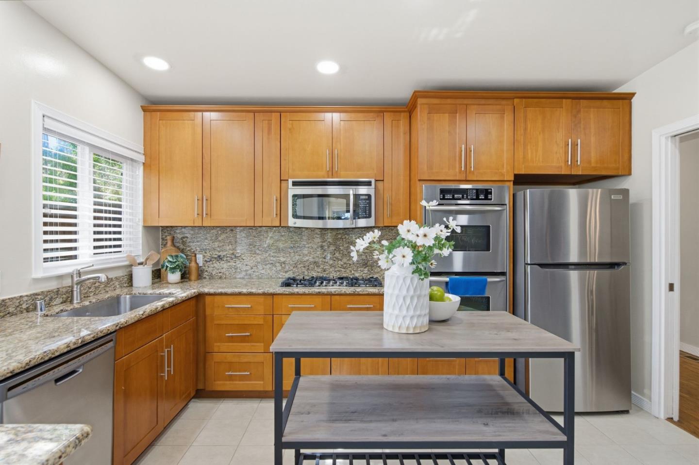 Detail Gallery Image 13 of 44 For 1912 Oak Knoll Dr, Belmont,  CA 94002 - 3 Beds | 2 Baths