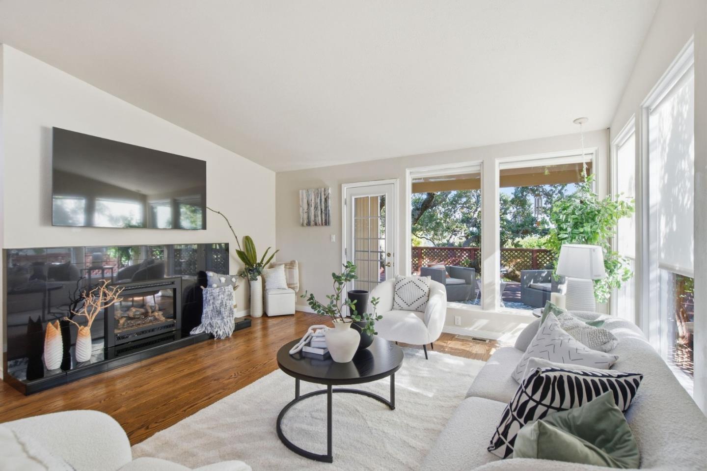 Detail Gallery Image 17 of 44 For 1912 Oak Knoll Dr, Belmont,  CA 94002 - 3 Beds | 2 Baths