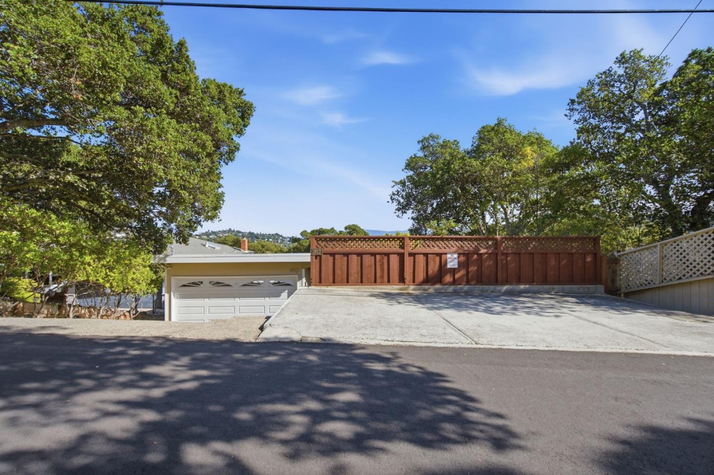 Detail Gallery Image 2 of 44 For 1912 Oak Knoll Dr, Belmont,  CA 94002 - 3 Beds | 2 Baths