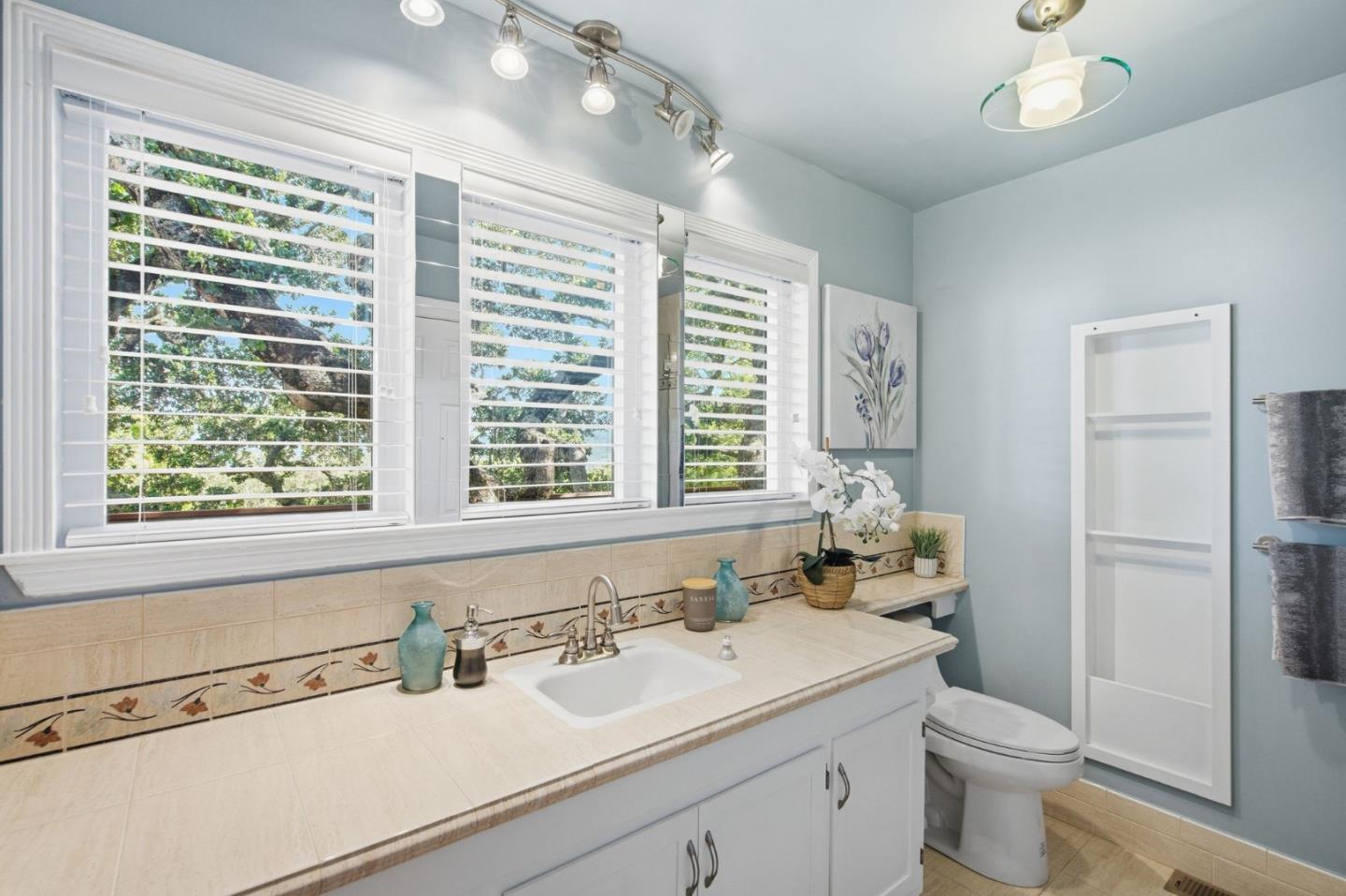 Detail Gallery Image 30 of 44 For 1912 Oak Knoll Dr, Belmont,  CA 94002 - 3 Beds | 2 Baths