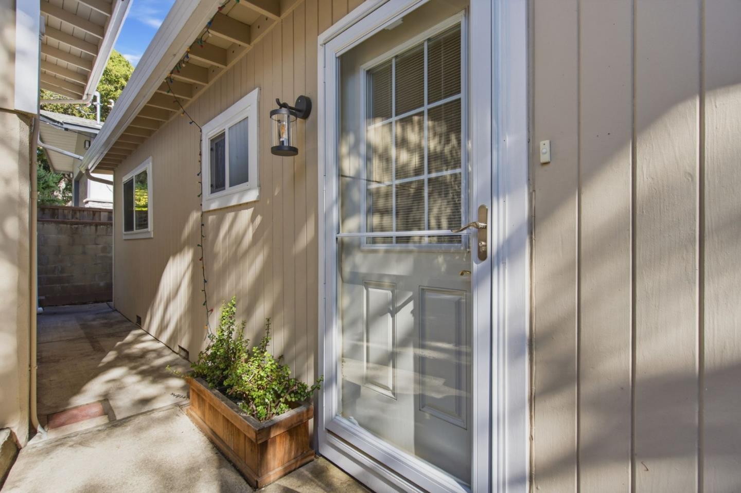 Detail Gallery Image 4 of 44 For 1912 Oak Knoll Dr, Belmont,  CA 94002 - 3 Beds | 2 Baths