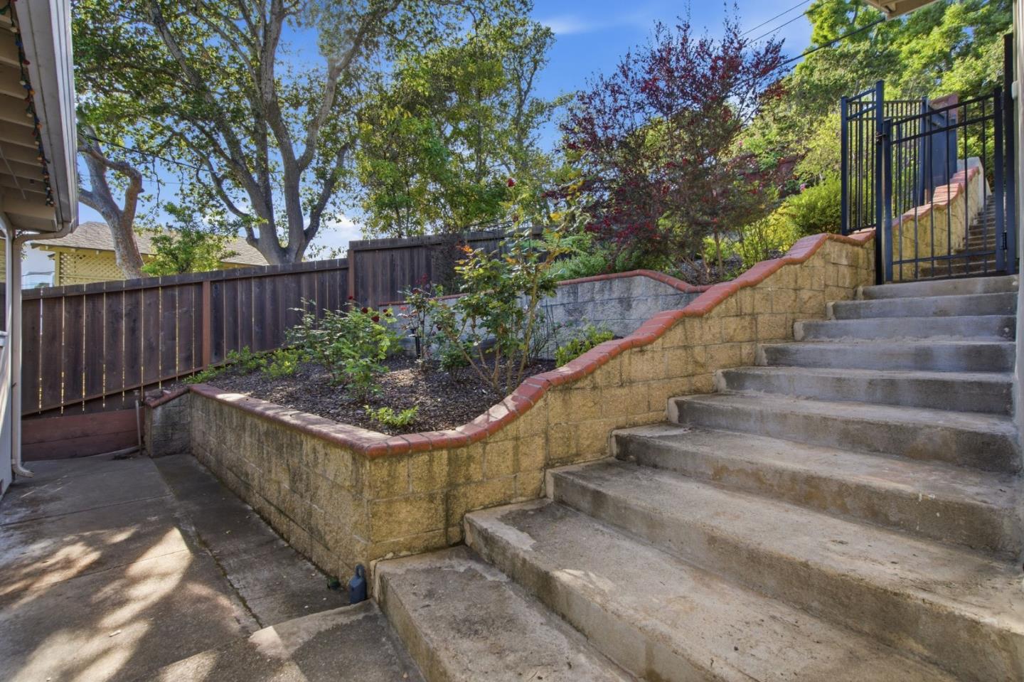 Detail Gallery Image 5 of 44 For 1912 Oak Knoll Dr, Belmont,  CA 94002 - 3 Beds | 2 Baths