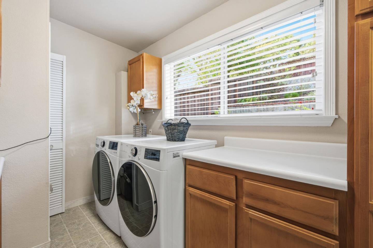 Detail Gallery Image 9 of 44 For 1912 Oak Knoll Dr, Belmont,  CA 94002 - 3 Beds | 2 Baths