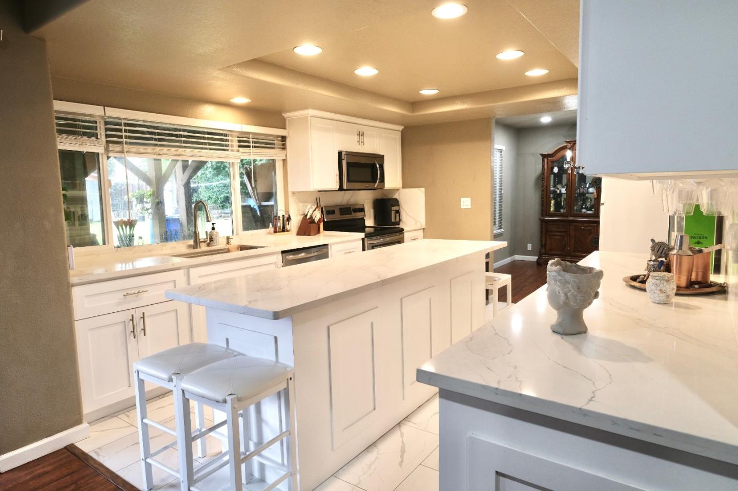 Detail Gallery Image 10 of 42 For 5076 Cineraria Ct, San Jose,  CA 95111 - 4 Beds | 2/1 Baths