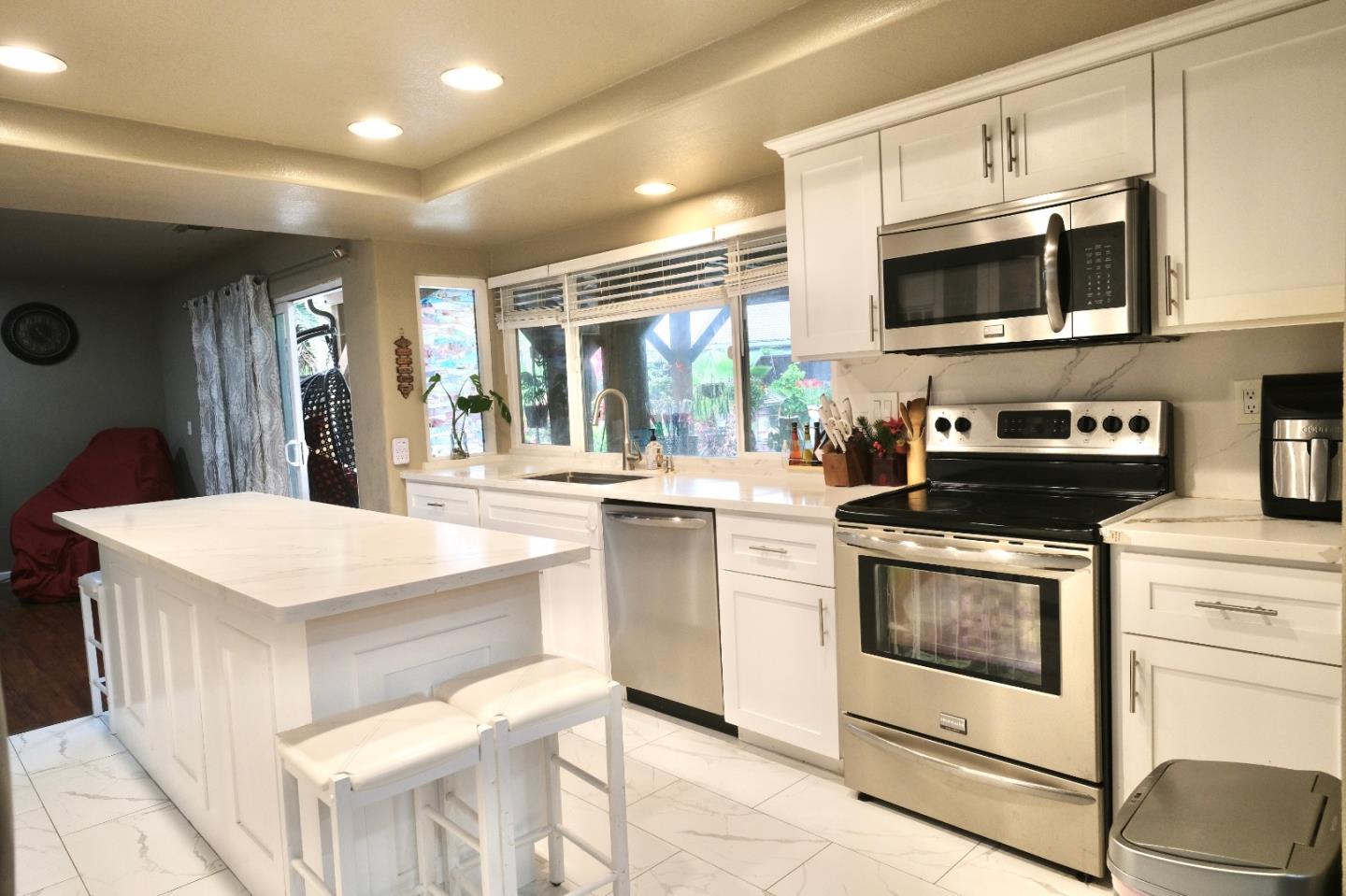 Detail Gallery Image 12 of 42 For 5076 Cineraria Ct, San Jose,  CA 95111 - 4 Beds | 2/1 Baths