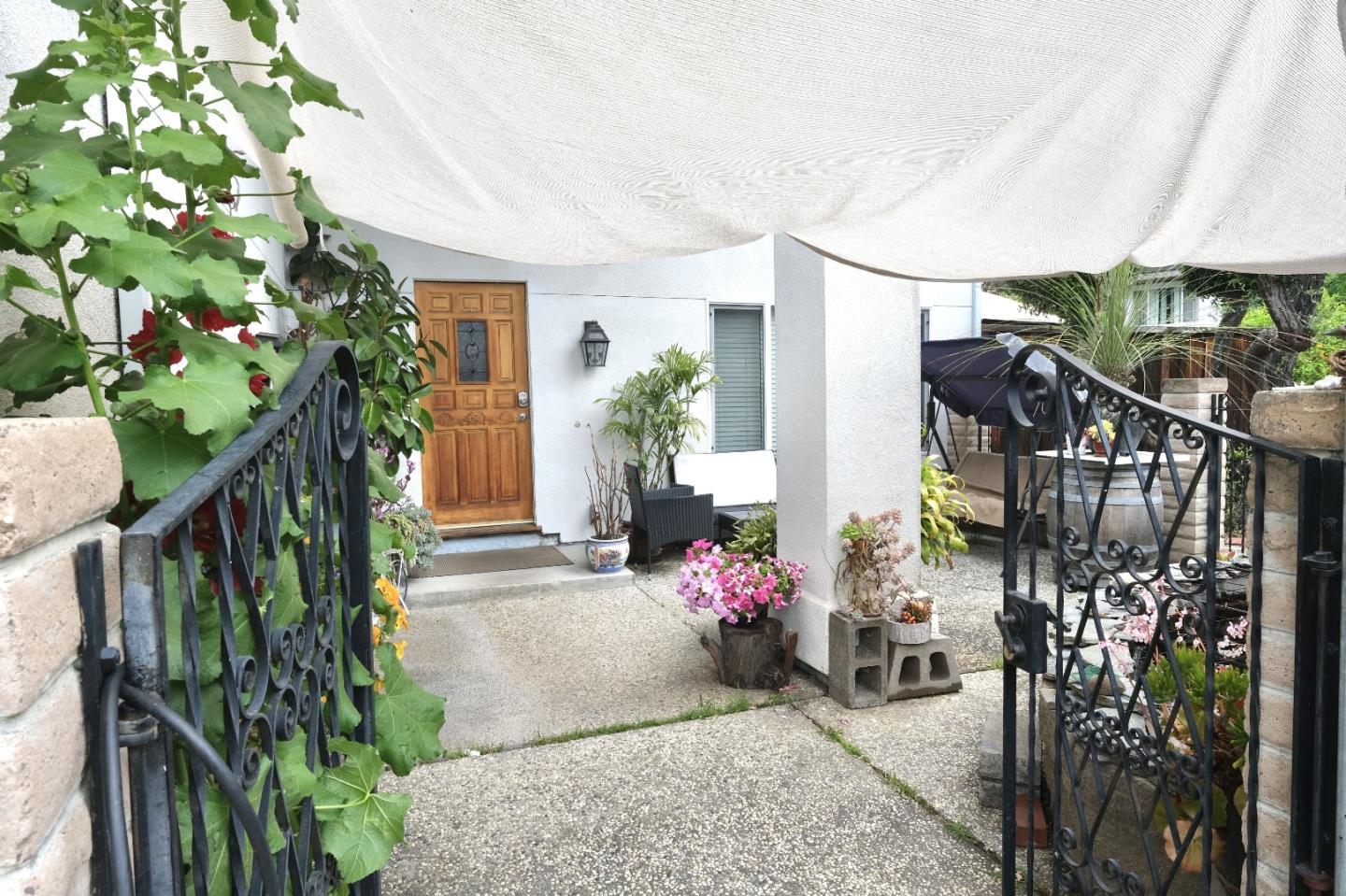 Detail Gallery Image 3 of 42 For 5076 Cineraria Ct, San Jose,  CA 95111 - 4 Beds | 2/1 Baths