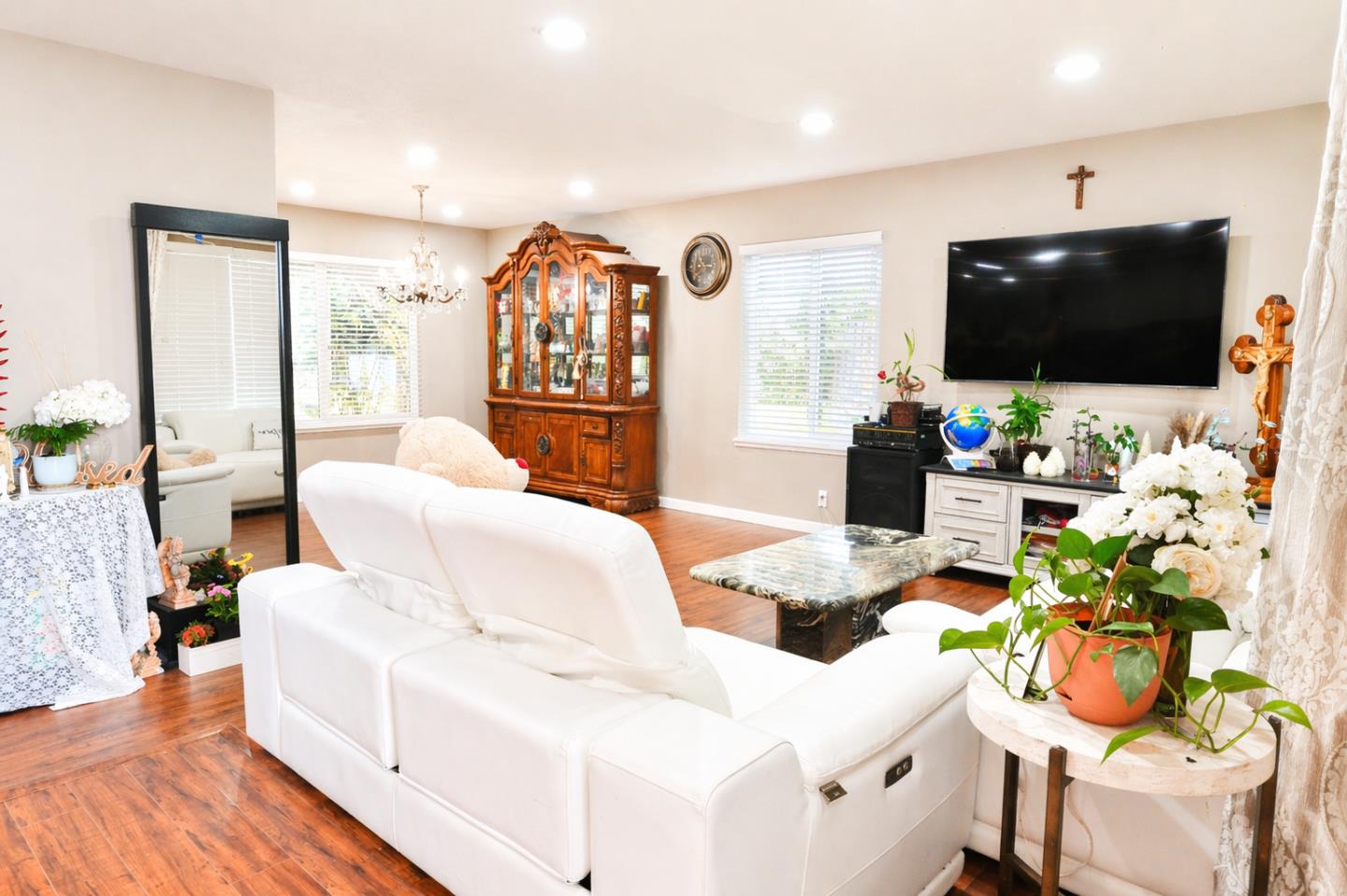 Detail Gallery Image 5 of 42 For 5076 Cineraria Ct, San Jose,  CA 95111 - 4 Beds | 2/1 Baths