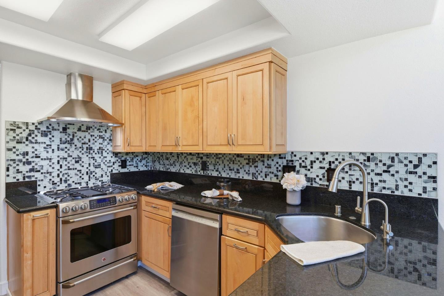 Detail Gallery Image 14 of 38 For 2372 Apsis Ct, San Jose,  CA 95124 - 3 Beds | 2 Baths