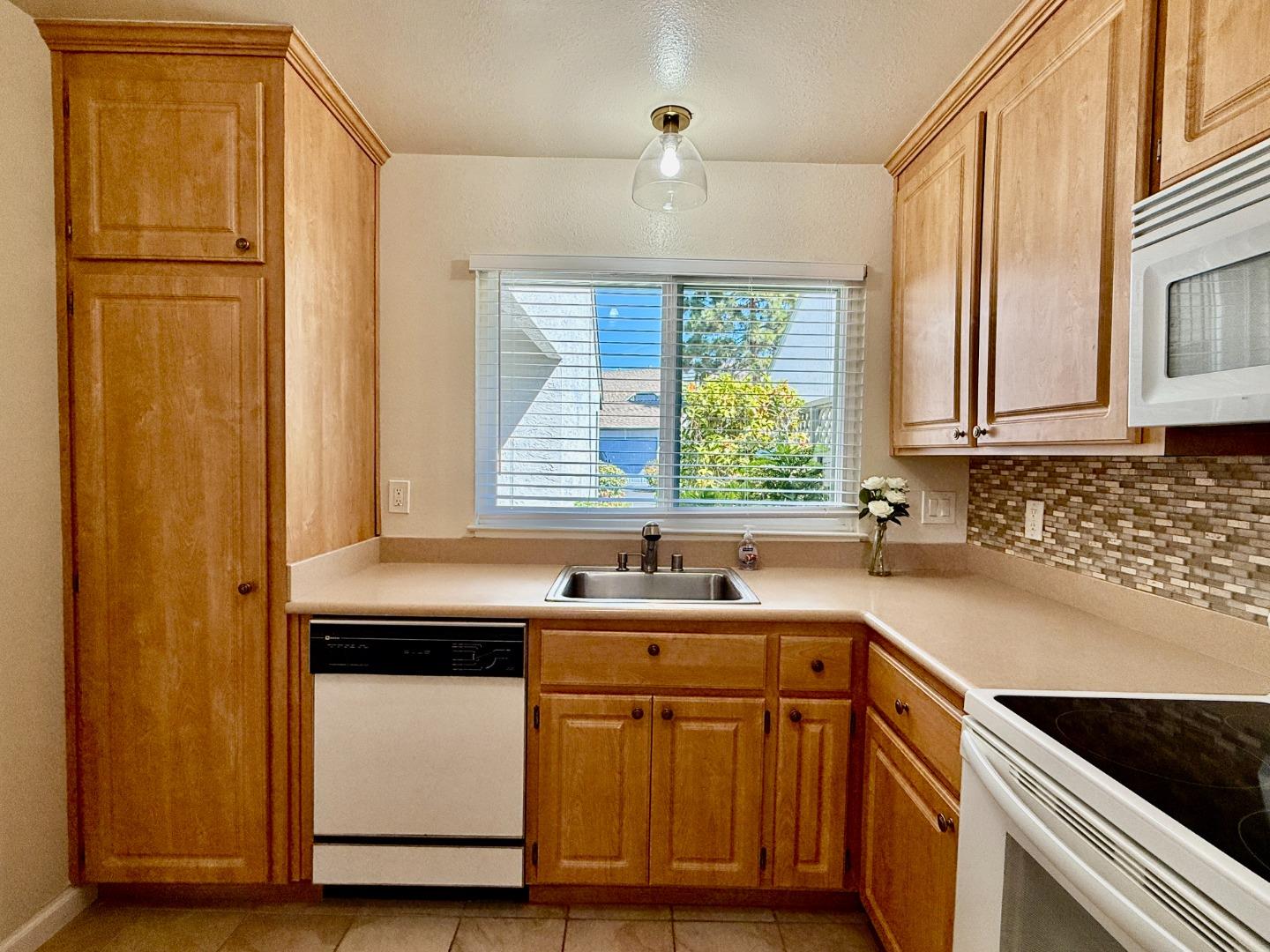 Detail Gallery Image 10 of 26 For 972 Diaz Ln, Foster City,  CA 94404 - 2 Beds | 2 Baths