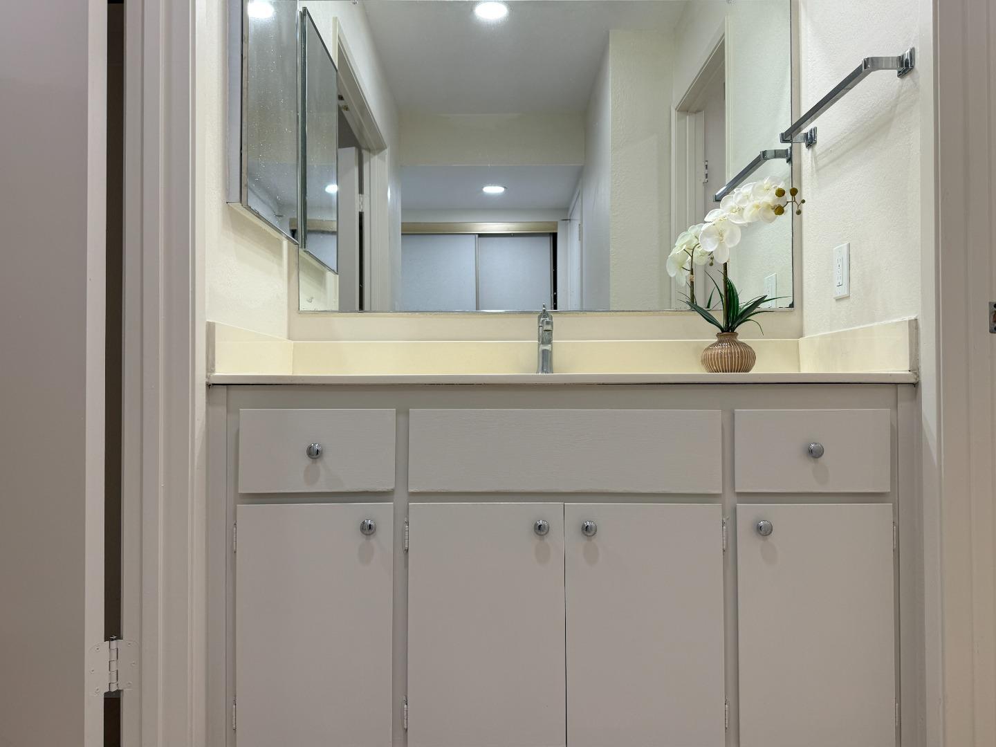 Detail Gallery Image 17 of 26 For 972 Diaz Ln, Foster City,  CA 94404 - 2 Beds | 2 Baths