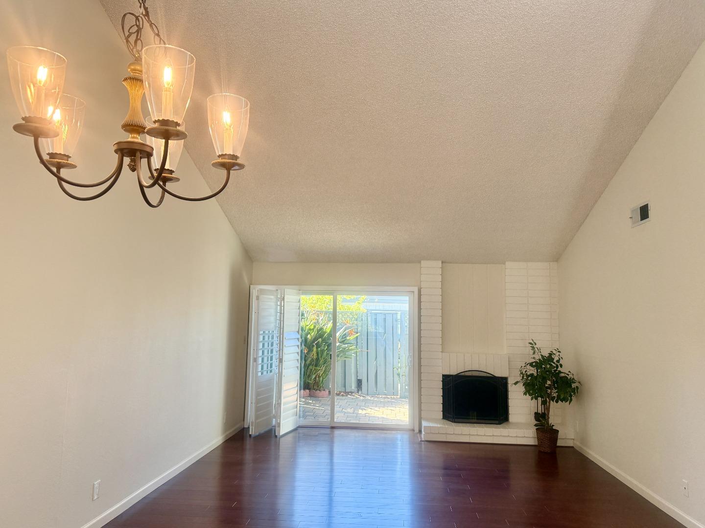 Detail Gallery Image 4 of 26 For 972 Diaz Ln, Foster City,  CA 94404 - 2 Beds | 2 Baths