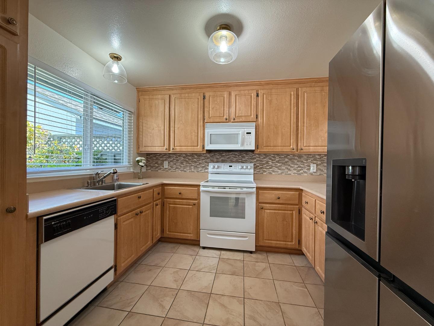 Detail Gallery Image 8 of 26 For 972 Diaz Ln, Foster City,  CA 94404 - 2 Beds | 2 Baths