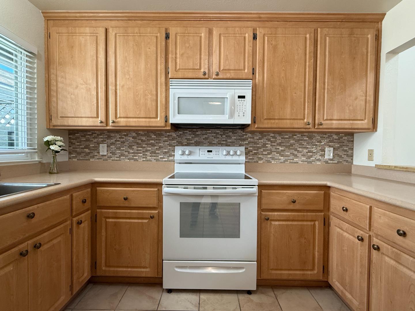 Detail Gallery Image 9 of 26 For 972 Diaz Ln, Foster City,  CA 94404 - 2 Beds | 2 Baths