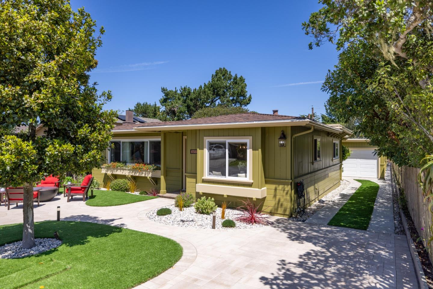 Detail Gallery Image 2 of 20 For 668 Alice St, Monterey,  CA 93940 - 4 Beds | 3 Baths