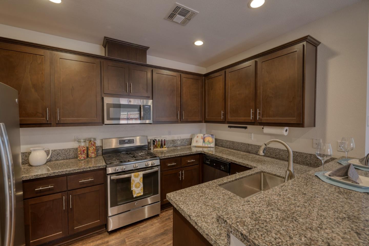 Detail Gallery Image 2 of 18 For 915 Rogge Rd, Salinas,  CA 93906 - 2 Beds | 2 Baths