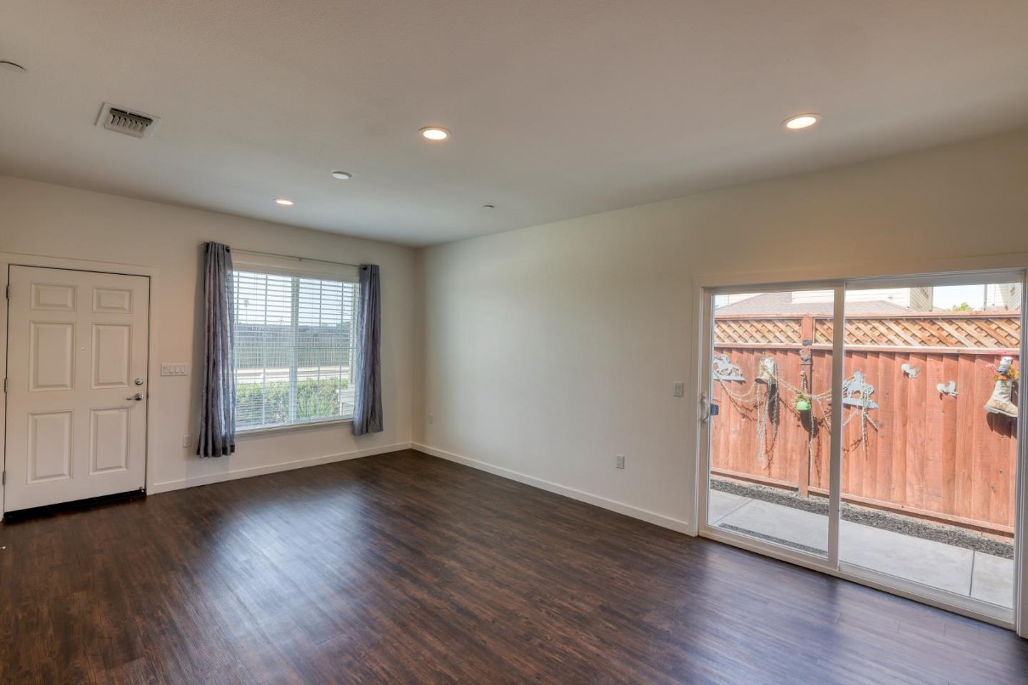 Detail Gallery Image 4 of 18 For 915 Rogge Rd, Salinas,  CA 93906 - 2 Beds | 2 Baths