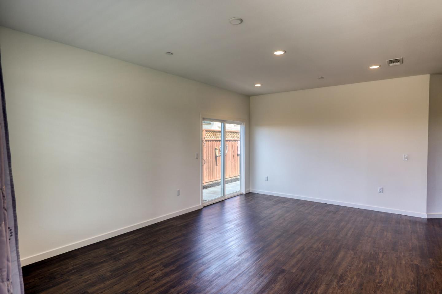 Detail Gallery Image 5 of 18 For 915 Rogge Rd, Salinas,  CA 93906 - 2 Beds | 2 Baths