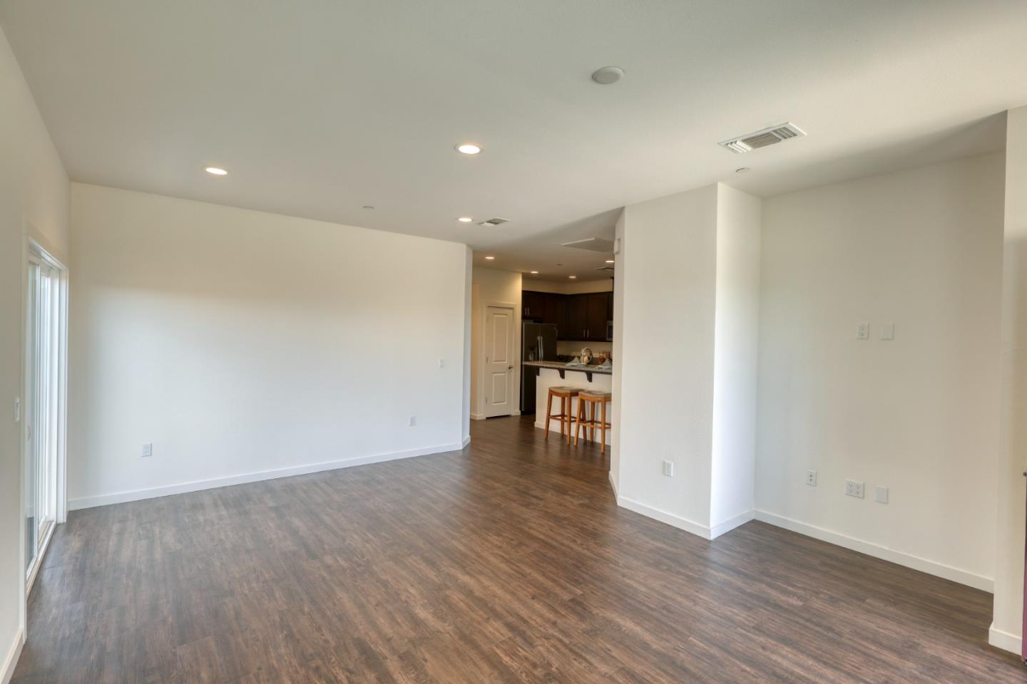 Detail Gallery Image 6 of 18 For 915 Rogge Rd, Salinas,  CA 93906 - 2 Beds | 2 Baths