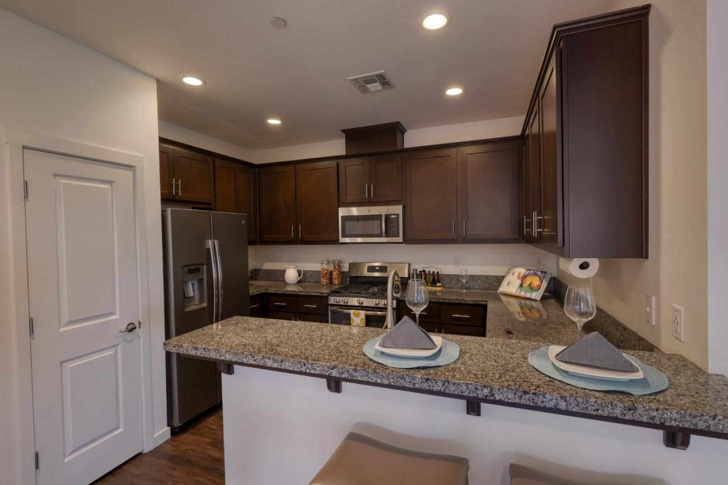 Detail Gallery Image 7 of 18 For 915 Rogge Rd, Salinas,  CA 93906 - 2 Beds | 2 Baths